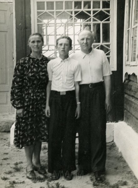 KKE 4496.jpg - Piotr i Lidia Fursowie z synem Januszem, Łukaszewicze, 1950 r.